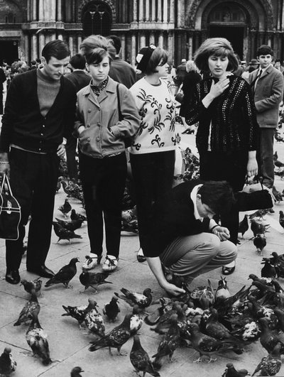 Turister som matar duvor, Piazza San Marco, Venedig, ca 1970 (s/v foto) av Italian Photographer