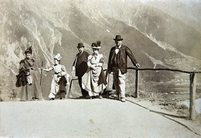 Turister i bergen, Italien, ca 1895 (sepiafoto) av Italian Photographer