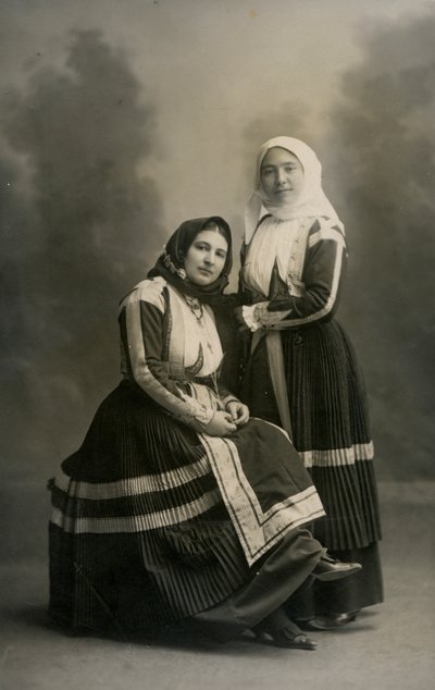 Två kvinnor i traditionella dräkter, Fonni, Sardinien, Italien, ca 1915 av Italian Photographer