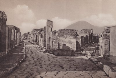 Via Consolare och Porta Di Ercolano, Consular Road, Gate of Herculanum (s/v foto) av Italian Photographer