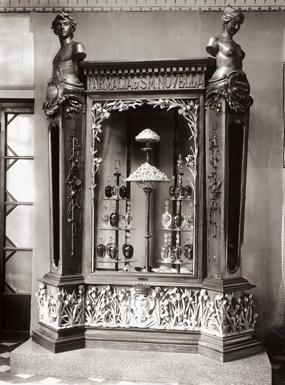 Vitrine, Officina Profumo, Pharmaceuticals of Santa Maria Novella, Florens, Italien av Italian Photographer
