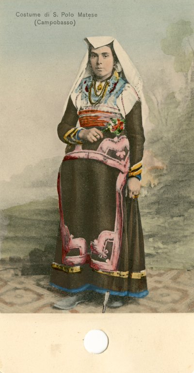 Kvinna i traditionell dräkt, San Polo Matese, Molise, Italien, ca 1910 av Italian Photographer
