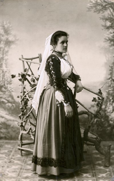 Kvinna i traditionell klädedräkt, Sardinien, Italien, ca 1910 av Italian Photographer