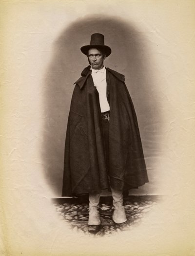 Ung man bär kappa och hatt, Parre, Lombardiet, Italien, fotografi av Premiata Fotografia Taramelli, Bergamo av Italian Photographer