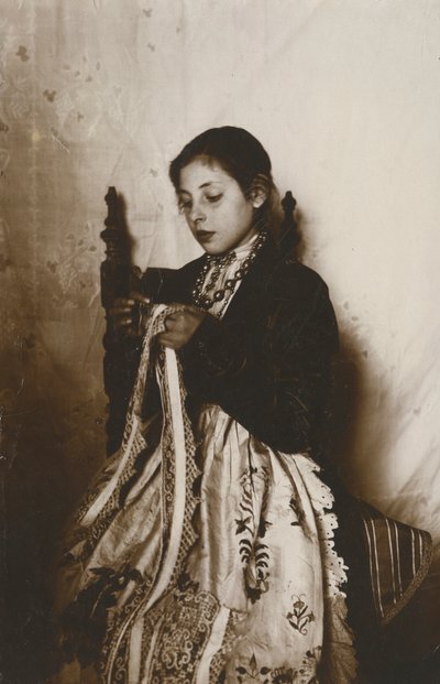 Ung kvinna som syr, Toscana, Italien, ca 1910 av Italian Photographer