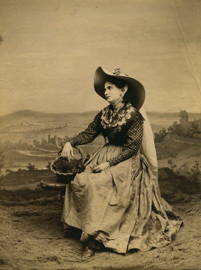 Ung kvinna bär kläder och halmhatt från Sienas landsbygd, Toscana, Italien, fotografi av Paolo Lombardi, Siena, ca 1890 av Italian Photographer