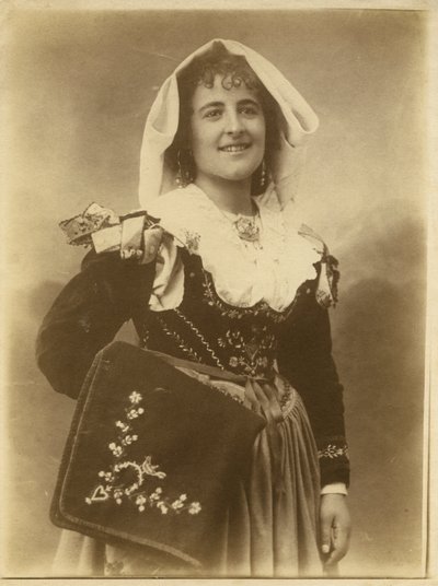 Ung kvinna iförd traditionell klänning och huvudbonad, Abruzzo, Italien av Italian Photographer