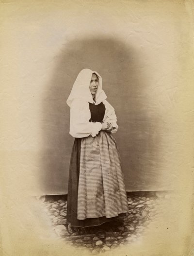 Ung kvinna bär bröllopsklänning, Parre, Lombardiet, Italien, fotografi av Premiata Fotografia Taramelli, Bergamo av Italian Photographer