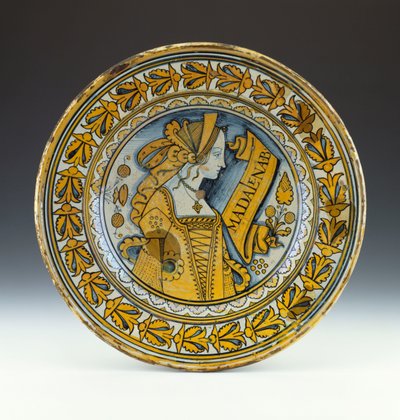 Ett Deruta-porträttfat i blått och guld som föreställer en ung kvinna i profil och inskrivet Madalena B, c.1525 (lustred keramik) av Italian School
