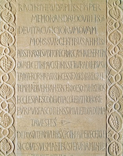 Medeltidens arkeologi (medeltiden). Barbarian Art of Lombardiet: Drottning Ragnetrudes gravsten (Raginthruda) är från 740-750. Lombardisk konst. Pavia, Civic Museum, Archaeological Section (Pavia, Musei Civici, Sezione Archeologia). av Italian School