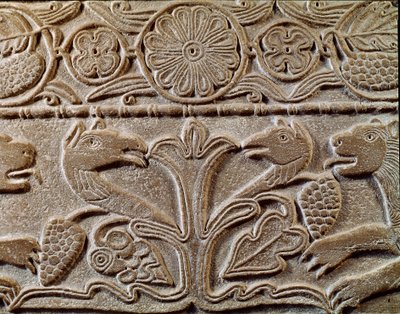 Medeltidens arkeologi (medeltiden). Barbarisk konst i Lombardiet: pluteus av prinsessan Theodote, älskarinna till kung Cunipert kallad den fromme Cuniperto, regne från 688 till 700). Detalj av tallriken med griffiner, cirka 720. Lombardkonst, marmor. Pavia av Italian School