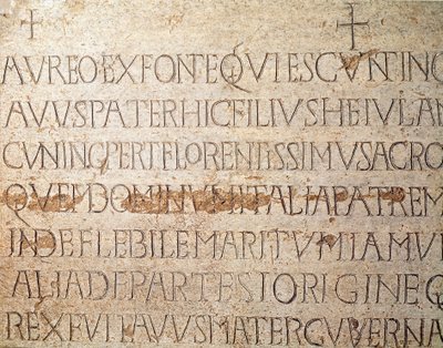 Medeltidens arkeologi (medeltiden). Barbarisk konst i Lombardiet: gravstenen över den lombardiska kungen Cunipert, känd som den fromme (Cuniperto, 678-700). Lombardisk konst. Pavia, Civic Museum, Archaeological Section (Pavia, Musei Civici, Sezione Archeol av Italian School