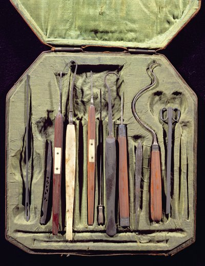 Låda med oftalmiska instrument (trä och metall) av Italian School
