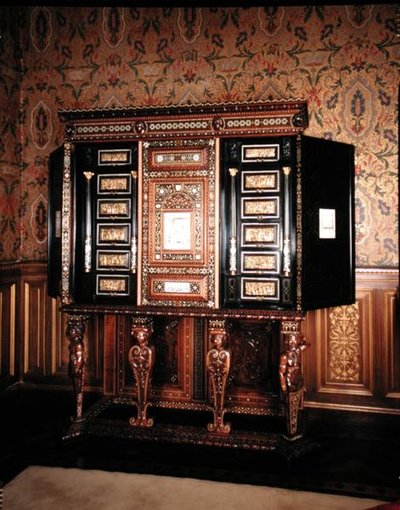 Skåp ges till Mary Queen of Scots (1542-87) och Francis II (1544-60) Dauphin av Frankrike som bröllopsgåva (trä inlagt med elfenben och pärlemor) (se 162450 för detaljer) av Italian School