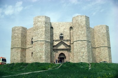 Castel del Monte, byggt under kejsar Fredrik II:s regeringstid (1194-1250) c.1240-50 av Italian School