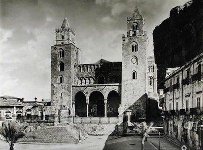 Exteriör av Duomo, påbörjad 1131 av kung Roger II (d.1154) av Sicilien (s/v foto) av Italian School
