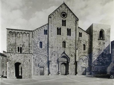 Basilikans fasad, grundad 1087 för att ta emot relikerna av St. Nicolas (s/v foto) av Italian School