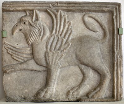 Griffon (eller grype). Låg relief skulpterad, marmor, Venedig (Italien) 1100-talet. Nationalgalleriet, Sternbergpalatset, Prag (Tjeckien). av Italian School