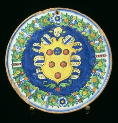 Maiolica-tallrik med Medicis vapen med en bård av lövverk och frukt, italiensk, 1500-tal av Italian School