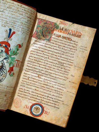 Manuskript "" De Bello Gallico, kommentarer om gallernas krig"" av Jules Cesar (Giulio Cesare eller Caius Julius Caesar) (100-44 f.Kr.) (fr. 541) Blazon av humanisten Niccolo Tranchedini, ägaren till manuskriptet. 1300-talets Biblioteca Riccardiana Neapel av Italian School