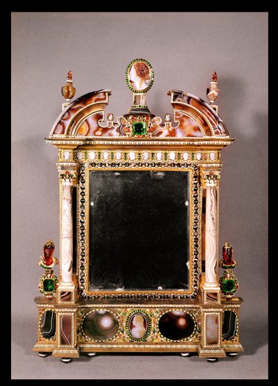 Marie de Medicis spegel (1573-1642) (bergkristall, emalj, sardonyx och agat) av Italian School