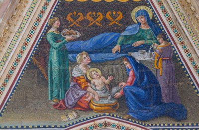 Marias födelse, mosaik, gavel av sidoingång, mosaik, fasad av Orvieto-katedralen, Umbrien, Italien av Italian School