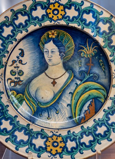 Tallrik dekorerad av en vacker kvinnobyst, med motiv av en törnekrona, första hälften av 1500-talet (majolica) av Italian School
