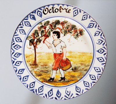Tallrik föreställande månader, oktober, lergods, tillverkning Nove di Bassano, Veneto-regionen, Italien, 1900-tal. av Italian School