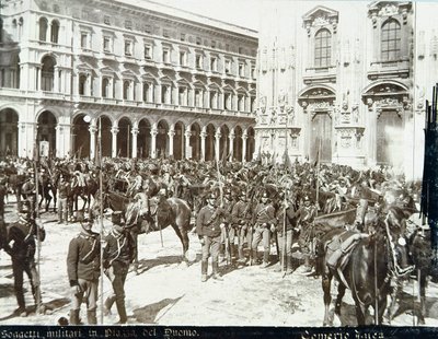 Soldater, under befäl av general Bava Beccaris, framför katedralen, under upploppen i Milano, 6-9 maj 1898 av Italian School
