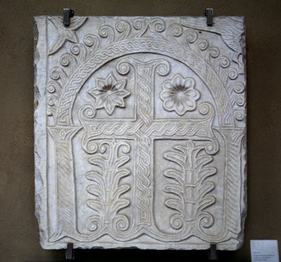Stele med kors och blomdekor av Italian School