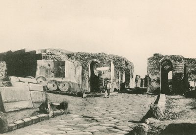 Herculaneum-porten som den är (gravyr) av Italian School