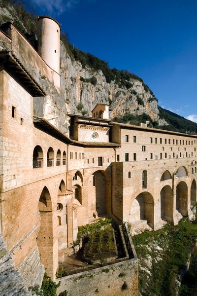 Utsikt över klostret St. Benedetto (Sacro Speco) byggt från 1100-talet, Subiaco (Rom), Italien av Italian School