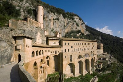 Utsikt över klostret St. Benedetto (Sacro Speco) byggt från 1100-talet, Subiaco (Rom), Italien av Italian School