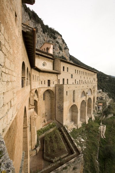 Utsikt över klostret St. Benedetto (Sacro Speco) byggt från 1100-talet, Subiaco (Rom), Italien av Italian School