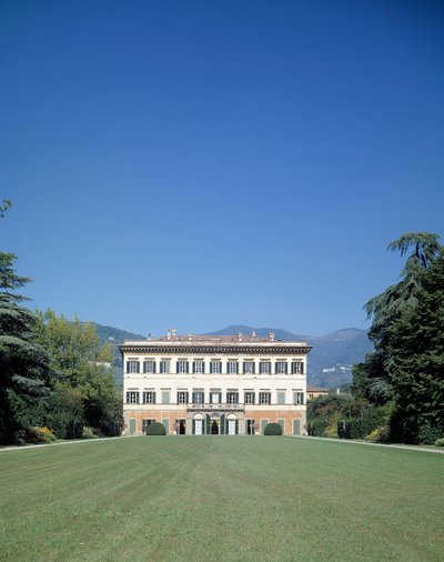 Utsikt över fasaden på Villa Reale di Marlia (eller Palazzo Orsetti) av Italian School