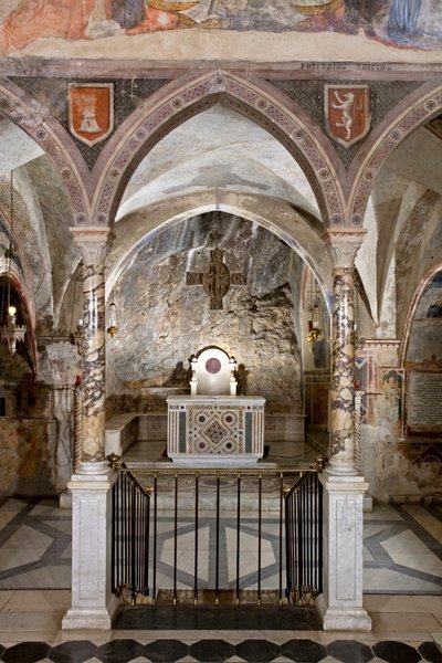 Utsikt över Övre kyrkans presbyterium med huvudaltaret i kosmatesk stil. 1200-talet. Klostret Saint Benedetto (Sacro Speco), Subiaco (Rom), Italien av Italian School