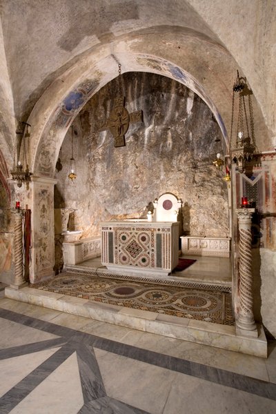Utsikt över Övre kyrkans presbyterium med huvudaltaret i kosmatesk stil. 1200-talet. Klostret Saint Benedetto (Sacro Speco), Subiaco (Rom), Italien av Italian School