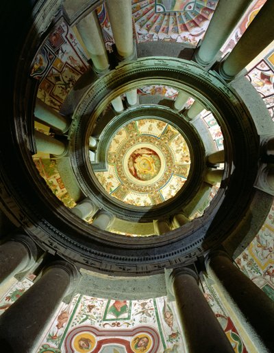 Vy över stenspiraltrappan som tittar upp mot taket, designad av Jacopo Vignola (1505-73) och hans efterföljare, 1557-83 av Italian School
