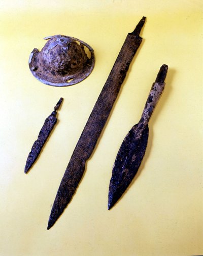 Vapen från en lombardisk krigare: sköldparaply, dolk, svärd och spjutspets. Cividale del Friulis museum. av Italian School