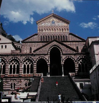Västra fasaden av katedralen SantAndrea, 1203 av Italian School