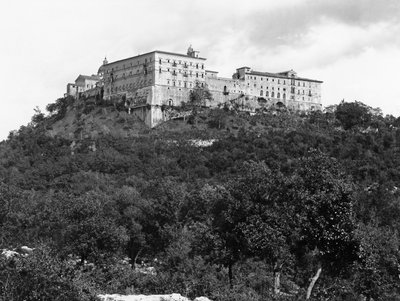 Allmän bild av klostrets exteriör på Monastery Hill av Italian School Italian School