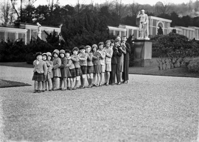 Cavendish familjegrupp på 16 barnbarn i trädgårdarna i Chatsworth, Derbyshire, 1930 av JR Board