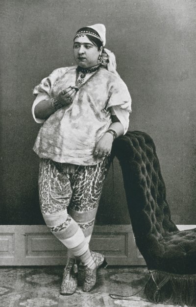 En judinna i bergen (svartvitt foto) av J. Andre Garrigues