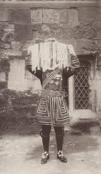 Yeoman of the Guard bär silverfatet med plånböckerna som innehåller Maundy-pengarna (svartvitt foto) av J. Benjamin Stone