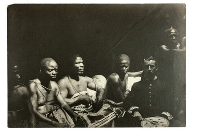 Kapten Gallwey och Edo-hövdingar, Benin, Nigeria, 1892 (silvertryck av gelatin) av J. H. Swainson