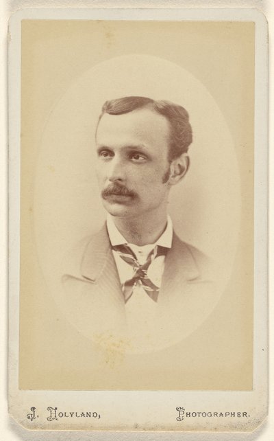 [Oidentifierad man med mustasch, tryckt i oval stil] av J. Holyland