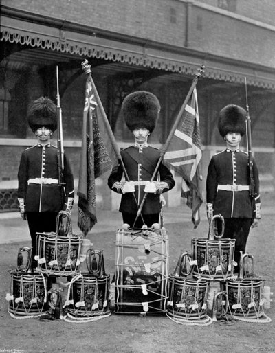 Färgerna och trummorna från 2nd Grenadier Guards, 1896 av J. Thomson