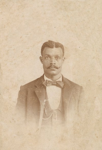 Fotografi av en man i kostym, väst och slips, 1880-talet - 1900. av J. W. Taylor