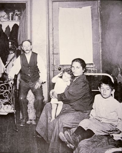 Invandrarfamilj, Lower East Side, New York City, ca 1910 (s/v foto) av Jacob August Riis