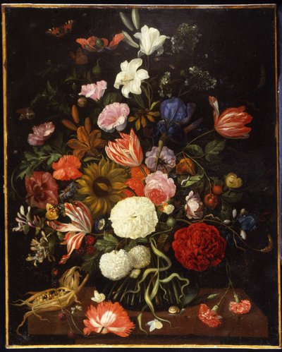 Vallmo, tulpaner, rosor, nejlikor, snöboll, liljor, iris, en solros och andra blommor i en glasvas med en majskolv på en avsats av Jacob Rootius